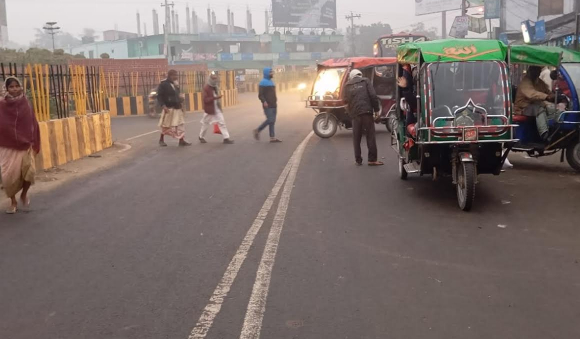 নওগাঁয় সারাদিন দেখা মিলেনি সূর্যের, কুয়াশার সাথে গুড়ি গুড়ি বৃষ্টি