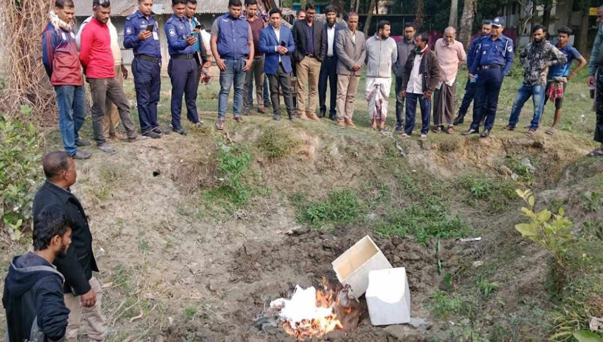 দেবহাটায় ইউএনওর অভিযানে পুশকৃত ৩ মন চিংড়িসহ ২জন আটক