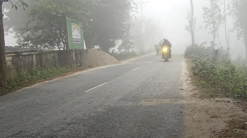 খানসামায় বেড়েছে শীতের প্রকোপ সকালে হেডলাইট জ্বালিয়ে চলছে যানবাহন