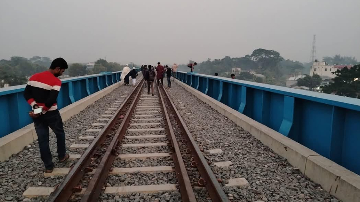 শিবচরে ট্রেনের ধাক্কায় এক নারীর মৃত্যু হয়েছেও ১১ মাসের শিশু আহত।