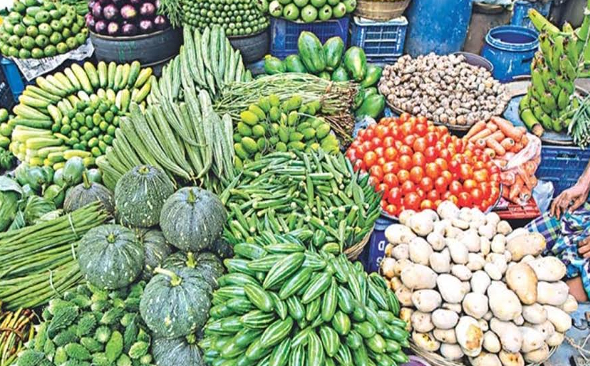 সিরাজগঞ্জে চৌহালী উপজেলা এনায়েতপুরে বাজারে কমেছে শীতকালীন সবজির দাম, ক্রেতাদের স্বস্তি