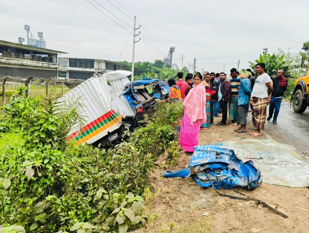 কালীগঞ্জে বাস-কাভার্ড ভ্যানের সংঘর্ষে আহত ৬