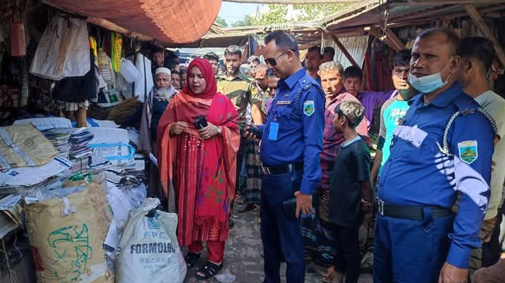 শিবগঞ্জে নিষিদ্ধ পলিথিন রাখায়  দুই ব্যবসায়ীকে জরিমানা