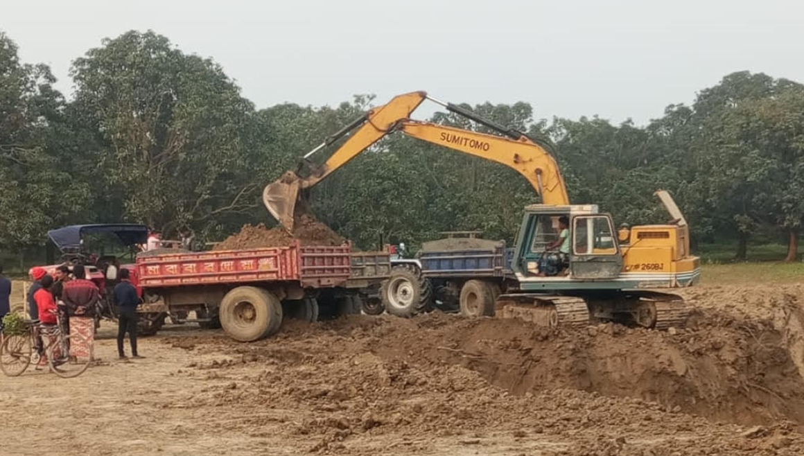 প্রশাসনকে ম্যানেজ করে ফসলী জমি কেটে রাতের আঁধারে এবং দিনে ভাটায় মাঠে বিক্রি