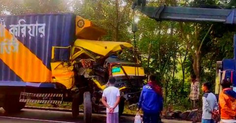 শিবচরে এক্সপ্রেসওয়েতে কাভার্ডভ্যান- ট্রাক সংঘ-র্ষে আহত ৪