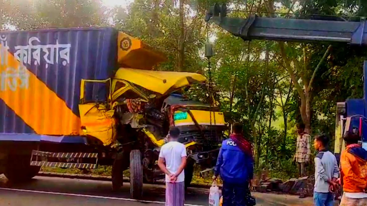 শিবচরে এক্সপ্রেসওয়েতে কাভার্ডভ্যান- ট্রাক সংঘ-র্ষে আহত ৪