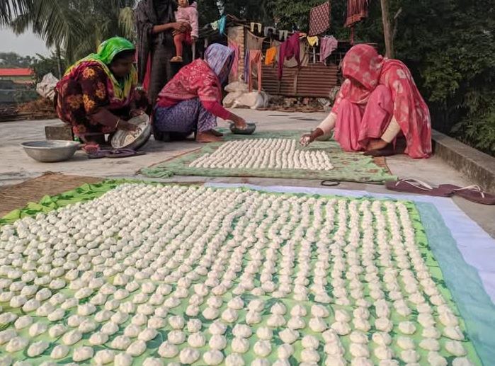 শ্যামনগরে শীতে কুমড়া বড়ির উৎসবে মেতেছে নারীরা