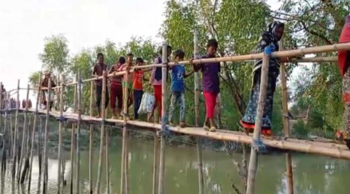 শ্যামনগরে  চার গ্রামের মানুষের যাতায়াতের ভরসা মাদার নদীর উপরে নির্মিত বাঁশের সাঁকোটি