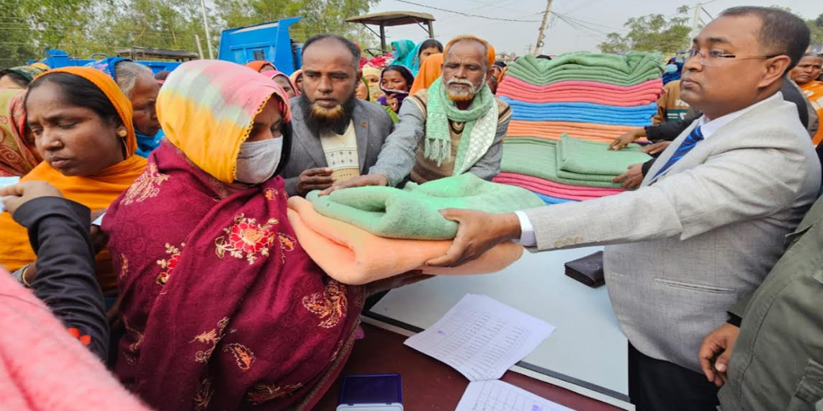 ধামইরহাটে শীতার্তদের মাঝে শীতবস্ত্র কম্বল  বিতরণ উদ্বোধন