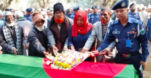 ভোলাহাটে বীর মুক্তিযোদ্ধা শাহাজাহানের রাষ্ট্রীয় মর্যাদায় দাফন