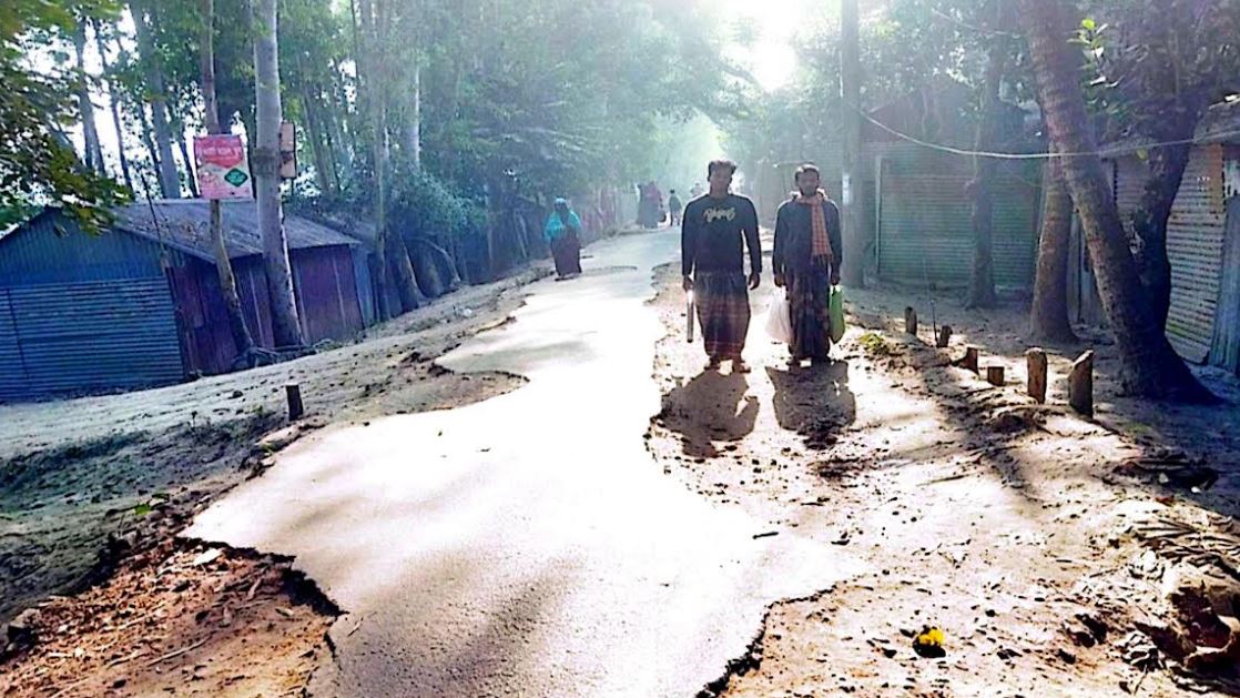 সিরাজগঞ্জের বেলকুচির শোলাকুড়া থেকে এনায়েতপুর পর্যন্ত ৪ কি.মি. পাকা রাস্তার বেহাল দশা