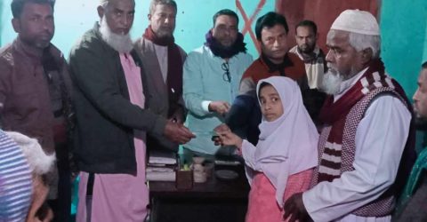 দেবহাটায়  পঙ্গু ও দুস্তদের মাঝে নগদ অর্থ প্রদান  