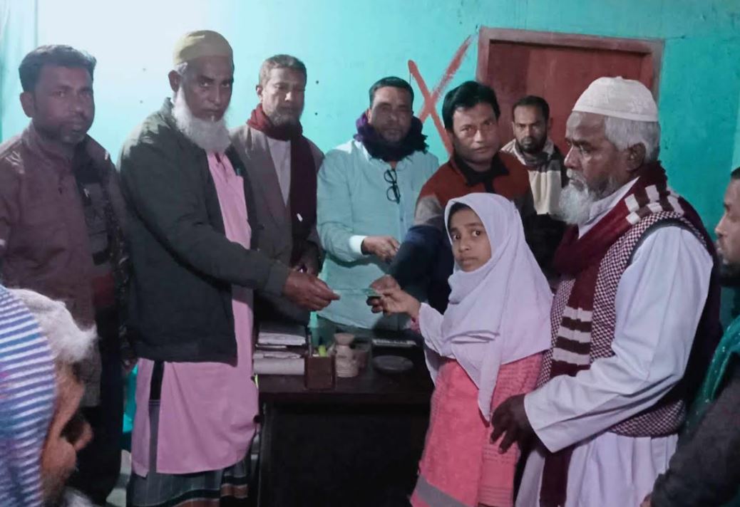 দেবহাটায়  পঙ্গু ও দুস্তদের মাঝে নগদ অর্থ প্রদান  
