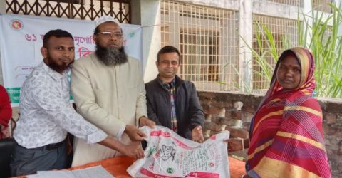 কয়রায় ক্ষুদ্র নৃ -গোষ্ঠীদের  মাঝে হাঁস-মুরগীর খাদ্য বিতরণ