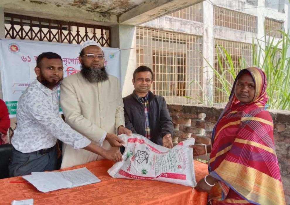 কয়রায় ক্ষুদ্র নৃ -গোষ্ঠীদের  মাঝে হাঁস-মুরগীর খাদ্য বিতরণ
