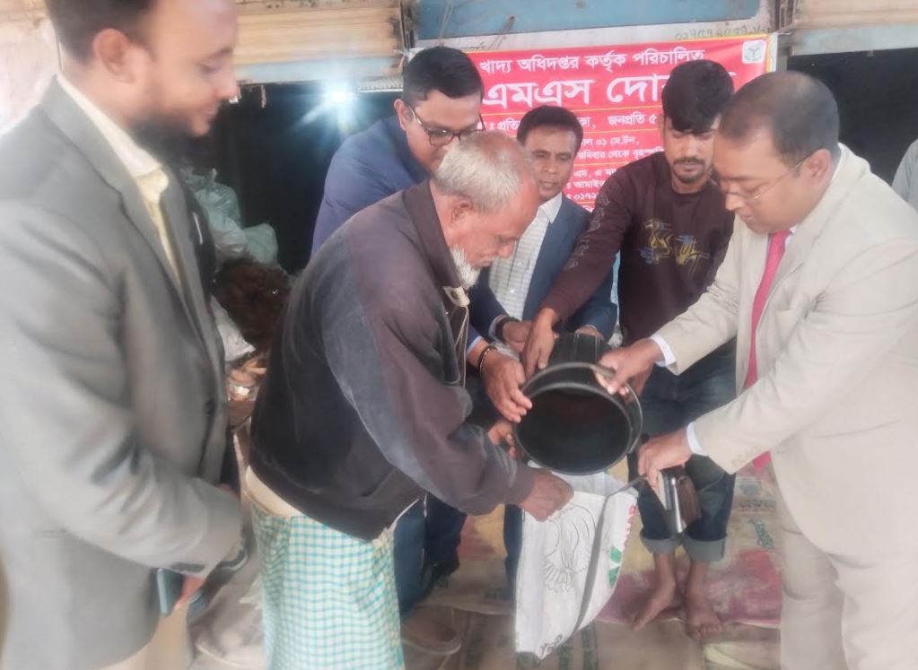 ধামইরহাটে ওএমএসের চাল বিক্রয় উদ্বোধন 