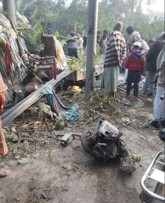 বোয়ালমারীতে অরক্ষিত রেলক্রসিং ট্রেনের ধাক্কায় নছিমন চালক নিহত