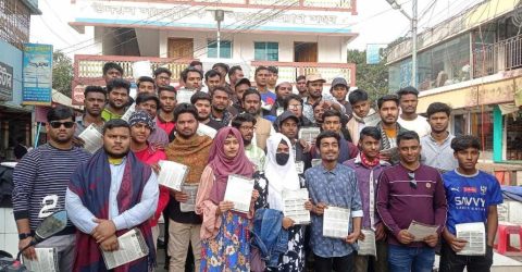 মাদারগঞ্জে বৈষম্য বিরোধী ছাত্র আন্দোলনের নেতাদের লিফলেট বিতরণ 