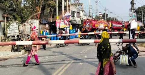 খুলনাতে বন্ধ তেল সরবরাহ ,কর্মবিরতিতে খুলনার ট্যাংকলরি শ্রমিকরা