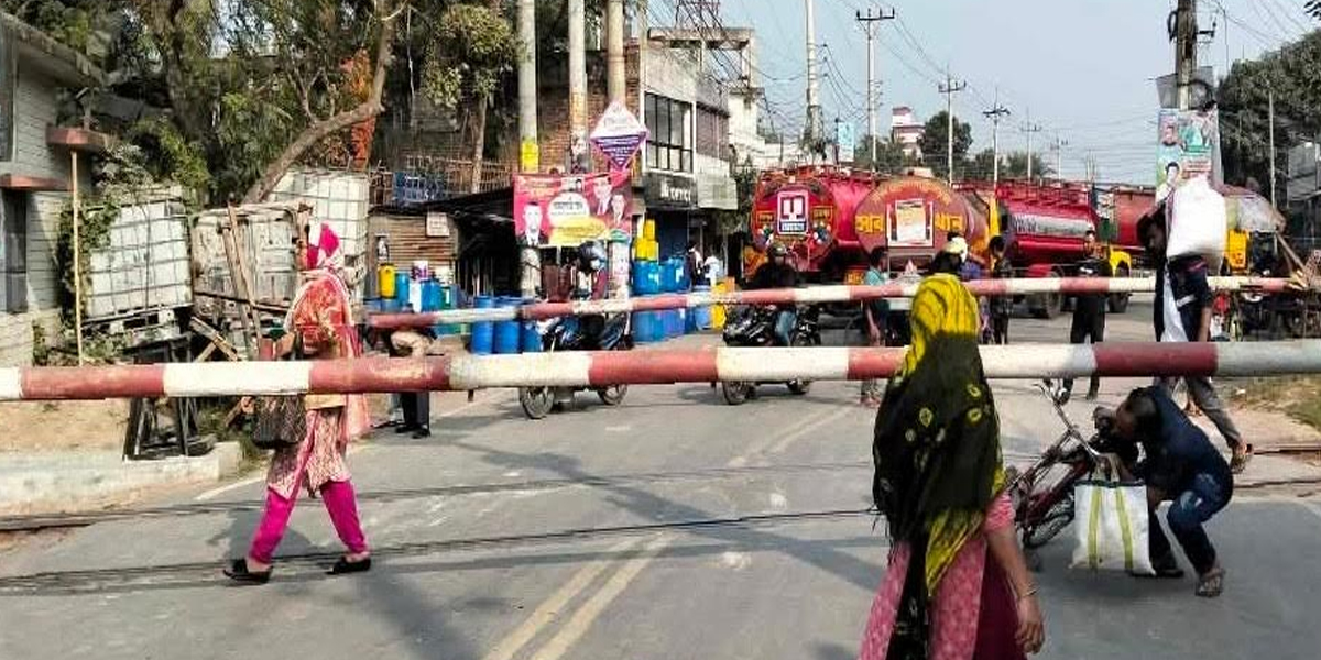 খুলনাতে বন্ধ তেল সরবরাহ ,কর্মবিরতিতে খুলনার ট্যাংকলরি শ্রমিকরা