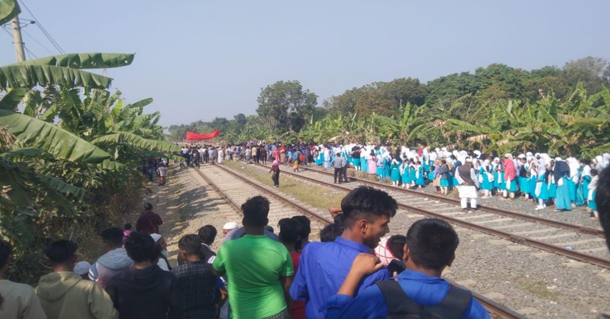 ভাঙ্গার পুখুরিয়া রেলস্টেশনে মধুমতি এক্সপ্রেস ট্রেন না থামার ঘোষণায় শিক্ষার্থী ও এলাকাবাসীর রেল পথ অবরোধ