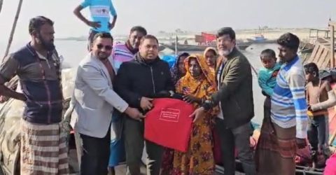 কলাপাড়ায় নদীতে খুঁজে খুঁজে  মানতা সম্প্রদায়ের মাঝে কম্বল বিতরন করেন উপজেলা নির্বাহী কর্মকর্তা