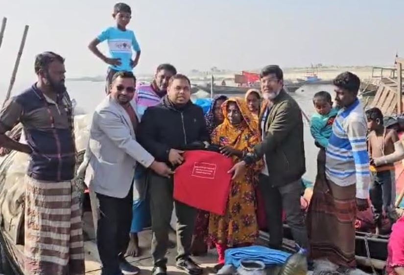 কলাপাড়ায় নদীতে খুঁজে খুঁজে  মানতা সম্প্রদায়ের মাঝে কম্বল বিতরন করেন উপজেলা নির্বাহী কর্মকর্তা