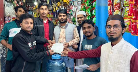 জুলাই বিপ্লবের ঘোষনাপত্র প্রকাশের দাবিতে লিপলেট বিতরন করে মনপুরার বৈষম্যবিরোধী ছাত্ররা।