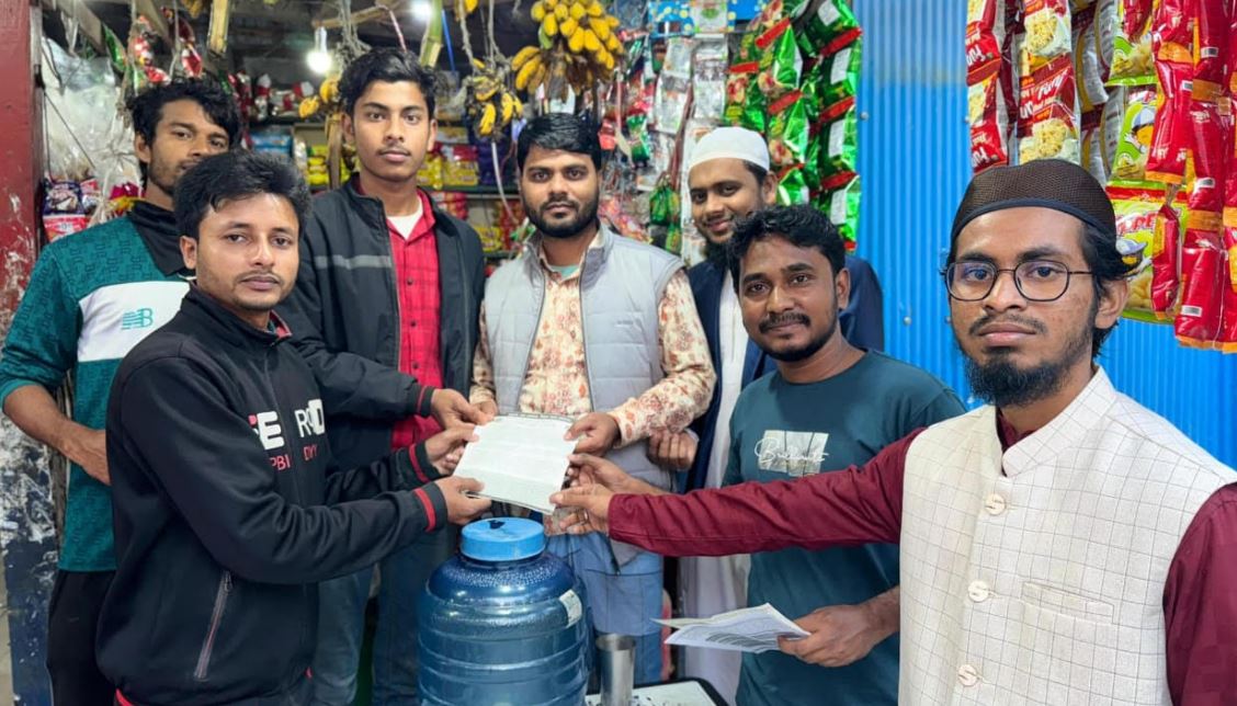 জুলাই বিপ্লবের ঘোষনাপত্র প্রকাশের দাবিতে লিপলেট বিতরন করে মনপুরার বৈষম্যবিরোধী ছাত্ররা।
