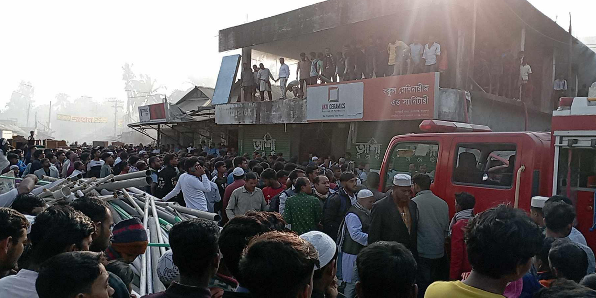 সানন্দবাড়ী বাজারে  ভয়াবহ অগ্নিকান্ডে কোটি টাকার মালামাল পুড়ে ছাই