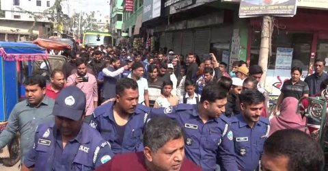 অভিযানে বিক্ষুব্ধ চালকরা, ট্রাফিক পুলিশের ওপর হামলা