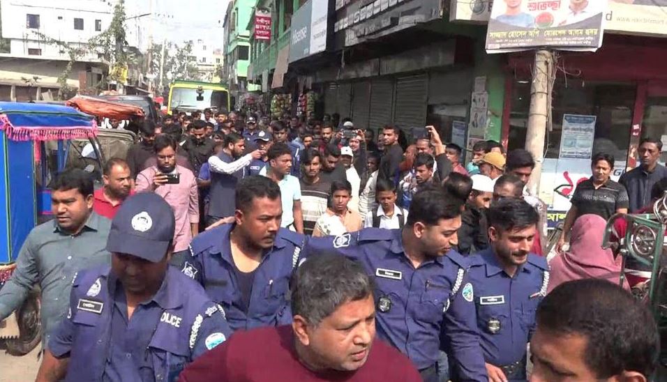 অভিযানে বিক্ষুব্ধ চালকরা, ট্রাফিক পুলিশের ওপর হামলা