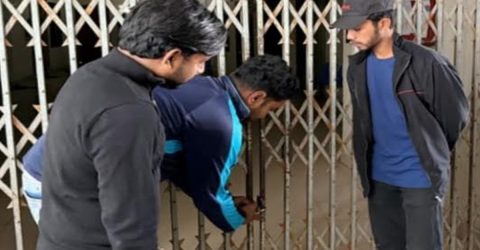 নওগাঁয় বন্ধের একদিন পর তত্ত্বাবধায়কের কার্যালয়ের তালা খুলে দিয়েছেন বৈষম্যবিরোধী ছাত্র আন্দোলনের শিক্ষার্থীরা