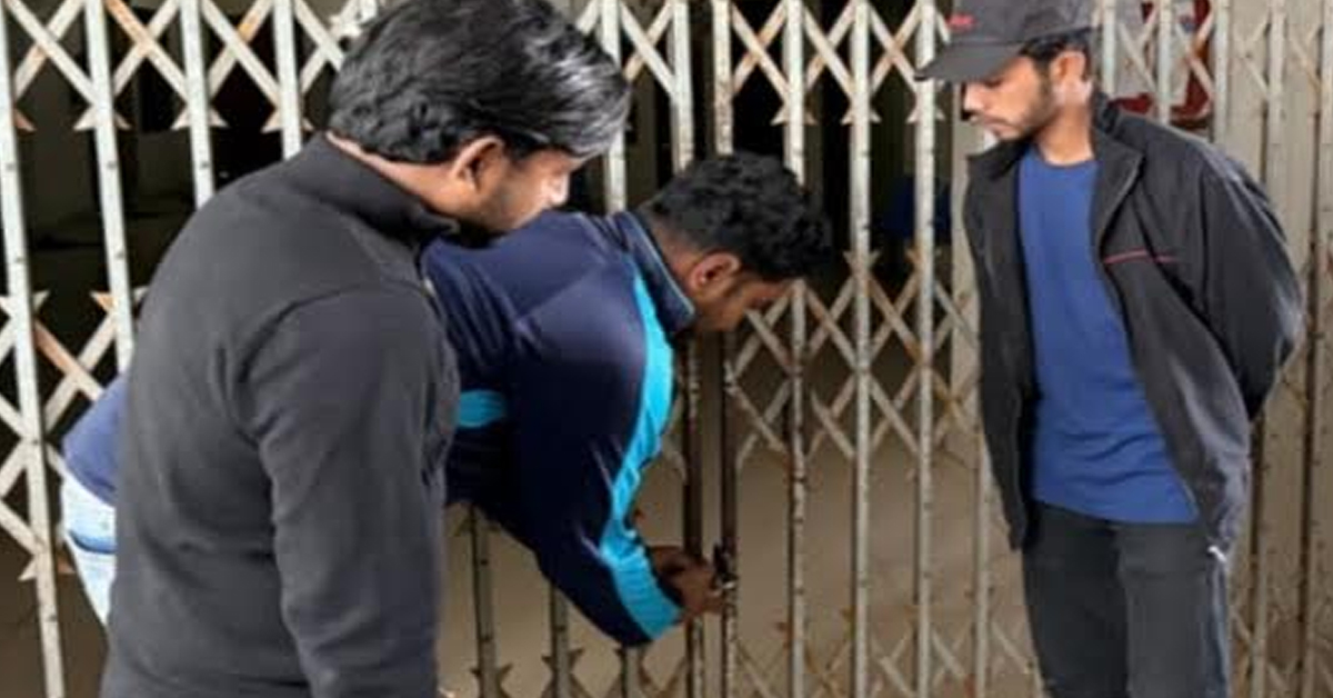 নওগাঁয় বন্ধের একদিন পর তত্ত্বাবধায়কের কার্যালয়ের তালা খুলে দিয়েছেন বৈষম্যবিরোধী ছাত্র আন্দোলনের শিক্ষার্থীরা