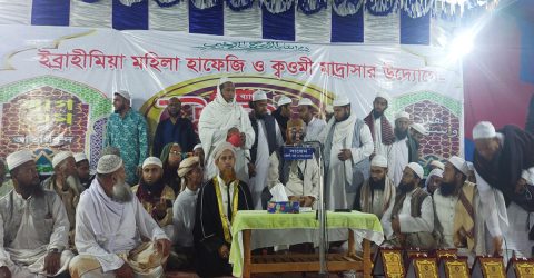 কাসেমী সাহেবের মাহফিলে মানুষের ঢল।