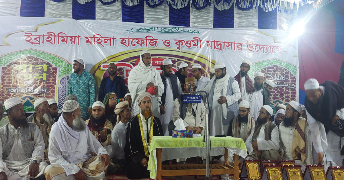 কাসেমী সাহেবের মাহফিলে মানুষের ঢল।
