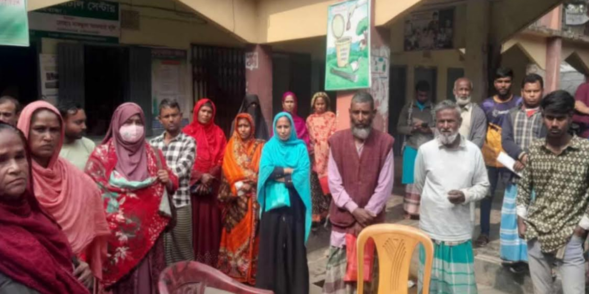 সাঘাটায় ফ্যামিলি স্মার্ট কার্ড না পেয়ে বিপাকে উপকারভোগীরা।