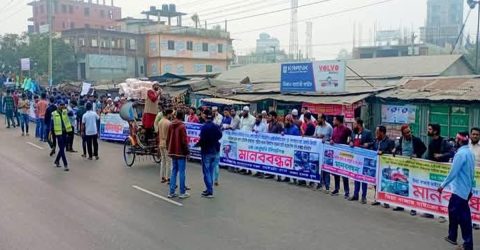 ঢাকা-চট্টগ্রাম মহাসড়কে চুরি ছিনতাই ডাকাতির প্রতিরোধে চালকদের মানববন্ধন