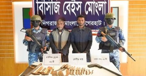 শ্যামনগরে কোষ্ট গার্ডের অপরেশন ডেভিল হান্টে বনদস্যুদের ২ সহযোগি আটক