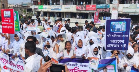নোয়াখালীতে প্রধান শিক্ষকের অপসারণ চেয়ে শিক্ষার্থীদের সড়ক অবরোধ