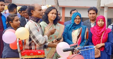 বড়াইগ্রামের চবি শিক্ষার্থী টুম্পা’র পাশে নাটোরের ডিসি আসমা শাহীন