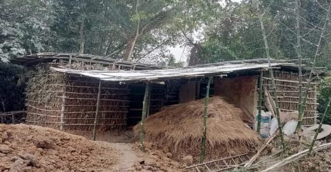 নওগাঁয় আদালতের নিষেধাজ্ঞা অমান্য করে জমিতে ঘর নির্মাণের অভিযোগ