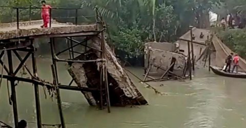 তালতলীতে সেতু ভেঙে পড়ায়  দশ গ্রামের মানুষের দুর্ভোগ।