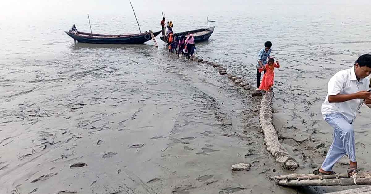 বটিয়াঘাটা ও বালিয়াডাঙ্গা নৌ ঘাট যেন জনজীবনে দুর্ভোগ