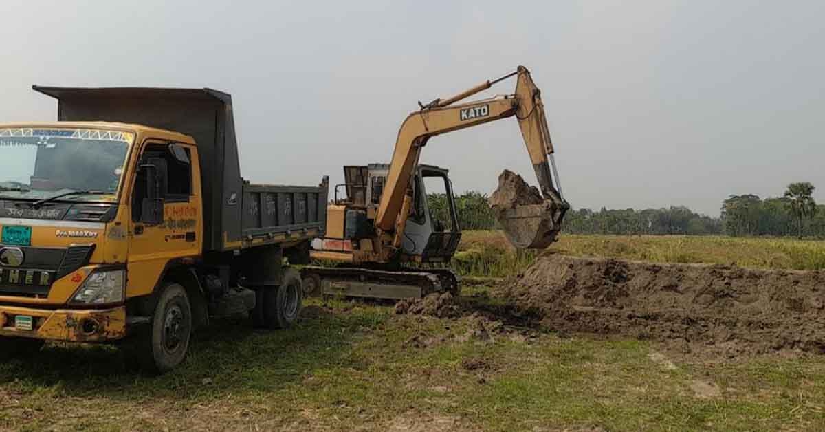 ভাঙ্গায় ফসলের জমি ৫ স্থান ভেকু দিয়ে কেটে অবৈধ মাটি বিক্রি উৎসব