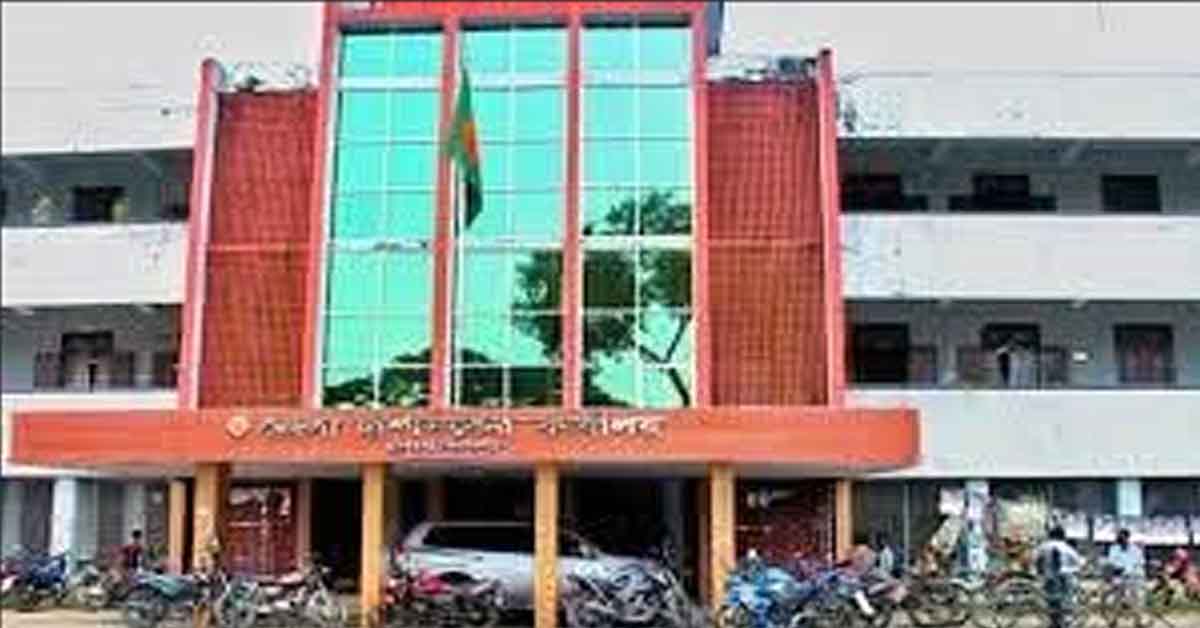 নোয়াখালীতে ভাড়াটিয়ার দোকানে তালা, অতিরিক্ত জেলা প্রশাসকের বিরুদ্ধে মামলা