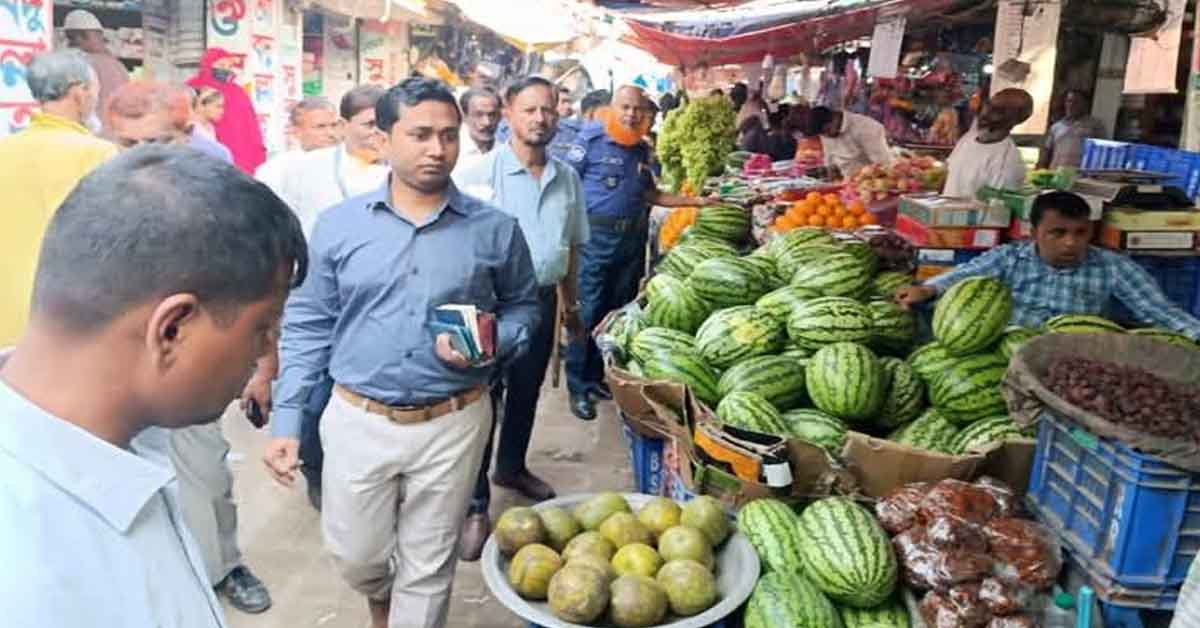 মনোহরদীর চালাকচর বাজারে সহকারী কমিশনার সবজি মিয়ার নেতৃত্বে মোবাইল কোর্ট পরিচালিত