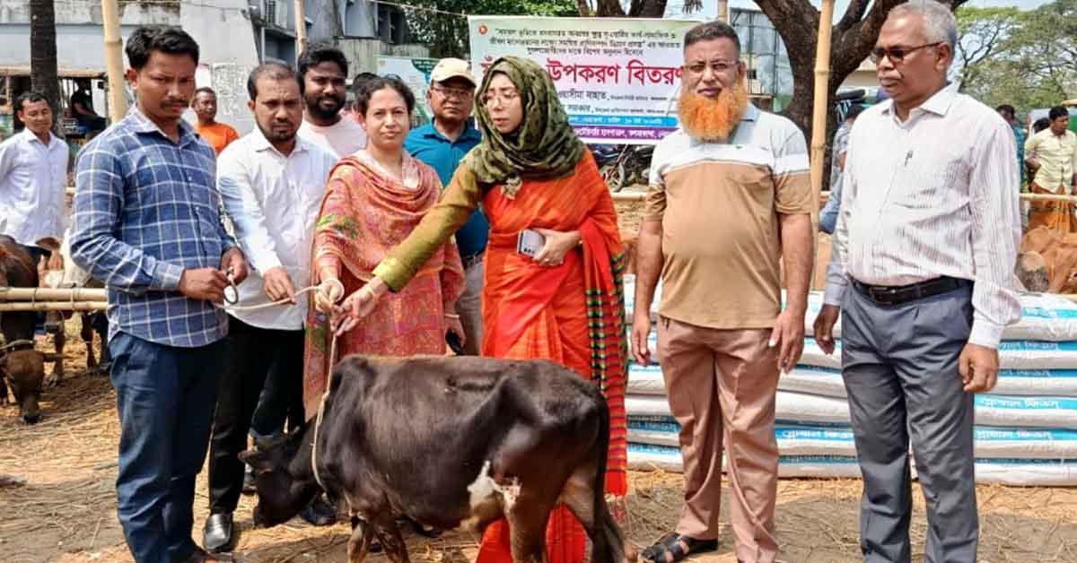 কলমাকান্দায় ক্ষুদ্র নৃ-গোষ্ঠির মাঝে ষাঁড় বাছুর বিতরণ