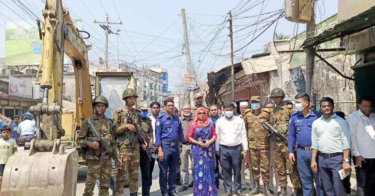 ফরিদগঞ্জে পৌর এলাকায় অবৈধ স্থাপনা উচ্ছেদ অভিযান