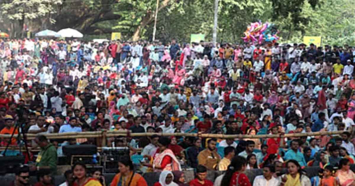 চট্টগ্রাম সিআরবি বর্ষবরণ অনুষ্ঠানে লোকসমাগম বেড়েছে দুপুরে